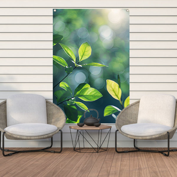 Zonnestralen door groene bladeren in het bos tuinposter