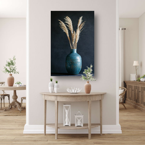 Blauwe vaas met roomkleurig pampasgras tegen donkere achtergrond poster
