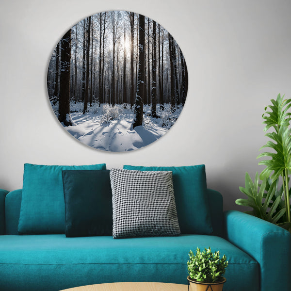 Serene winterbos met besneeuwde bomen aluminium muurcirkel