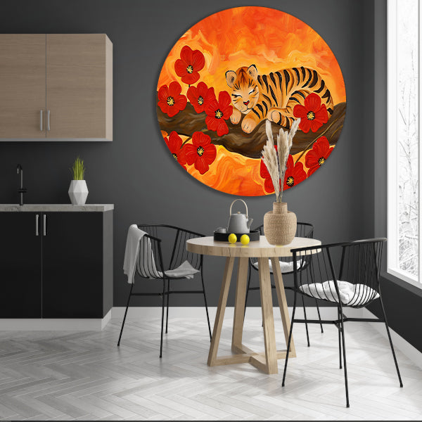 Slapende tijger omringd door rode bloemen aluminium muurcirkel
