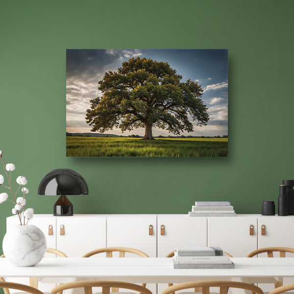 Een majestueuze boom in een groen veld canvas