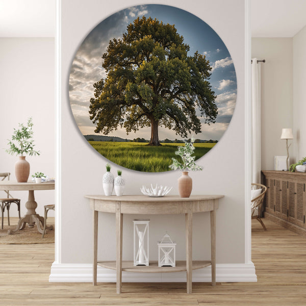 Een majestueuze boom in een groen veld aluminium muurcirkel