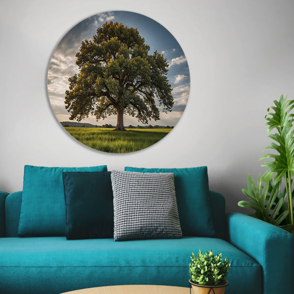 Een majestueuze boom in een groen veld aluminium muurcirkel