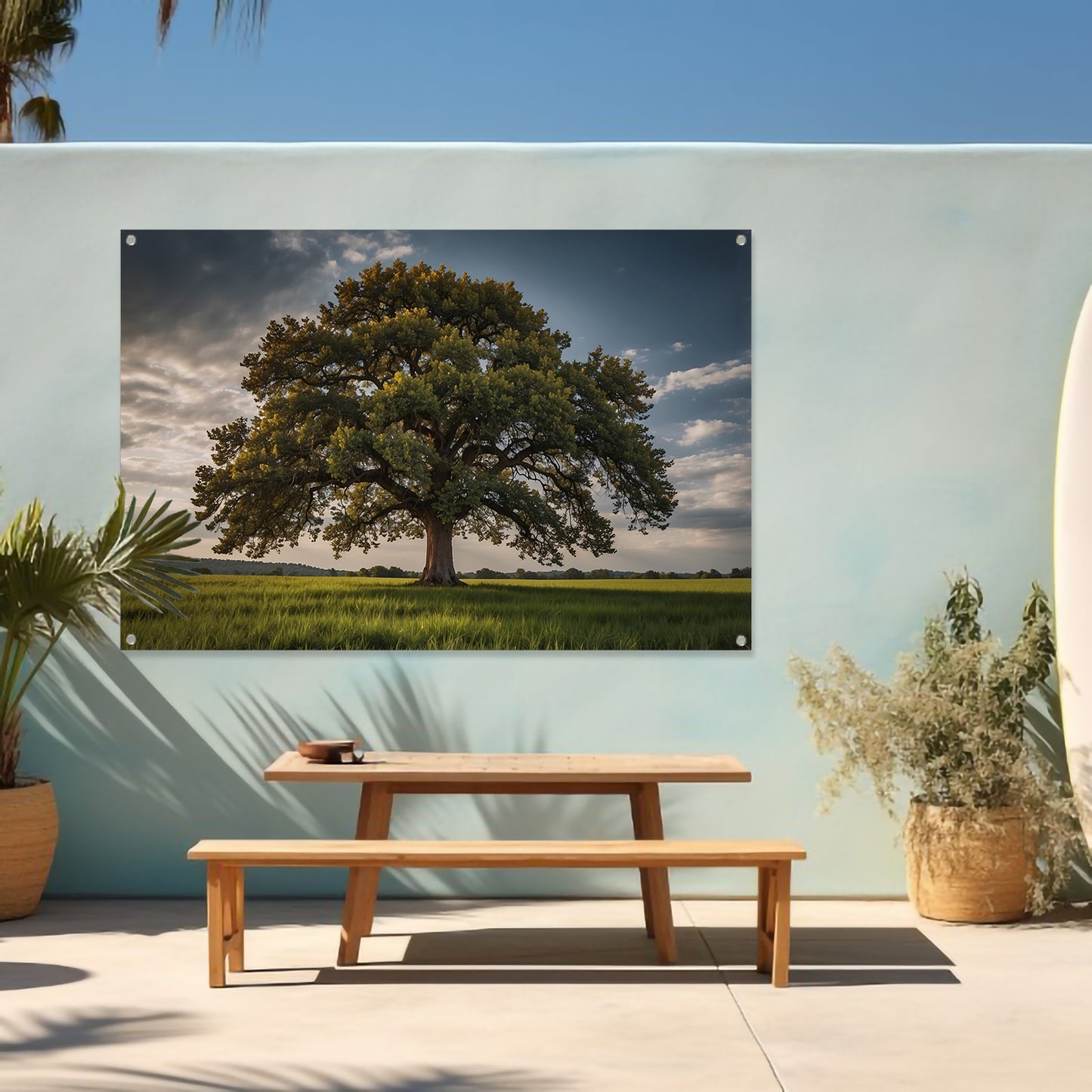Een majestueuze boom in een groen veld tuinposter