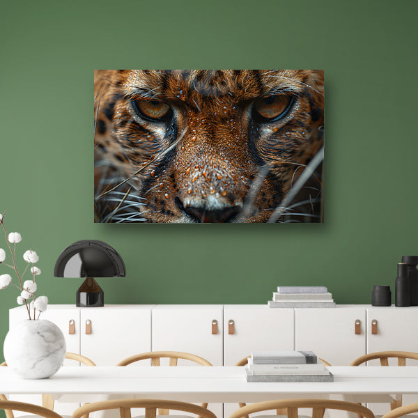 Close-up van natte luipaard met intense blik poster