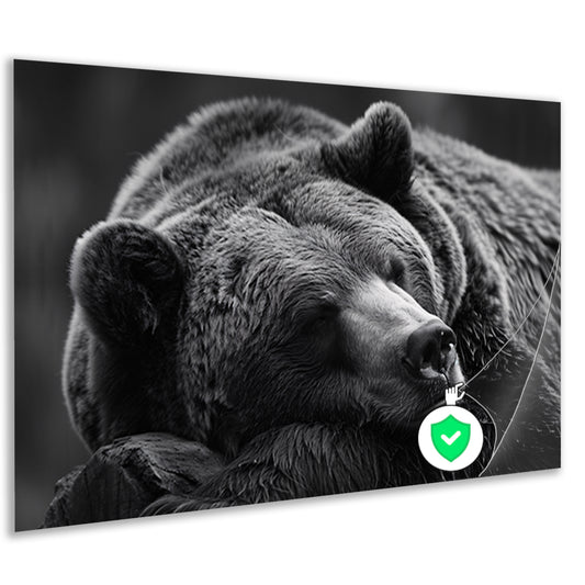 Rustende beer op een stam in zwart-witposter