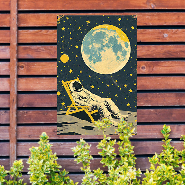 Ontspannen astronaut onder een volle maan tuinposter
