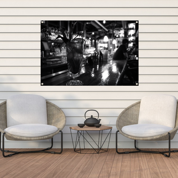 Zwart-wit cocktailglas op houten bar tuinposter