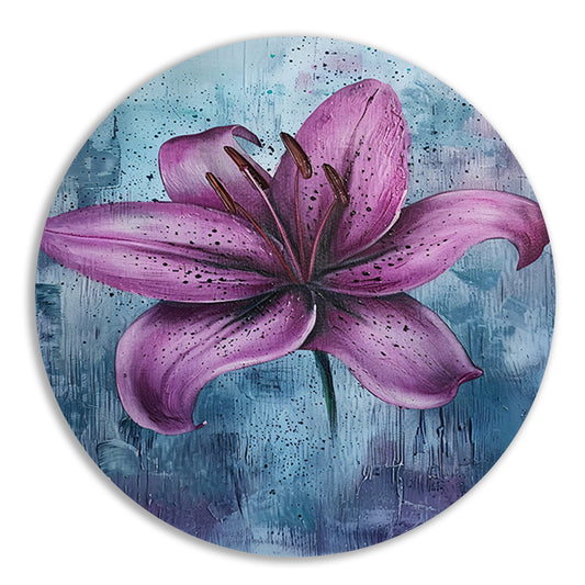 Moderne paarse lelie tegen blauwe achtergrond aluminium muurcirkel