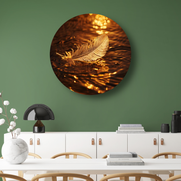 Gouden veer drijvend op water bij zonsondergang aluminium muurcirkel