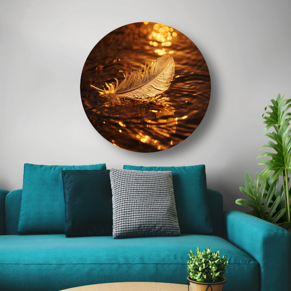 Gouden veer drijvend op water bij zonsondergang aluminium muurcirkel