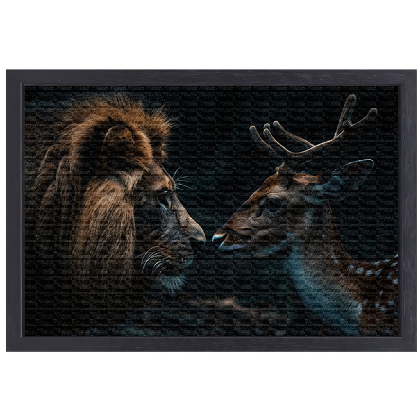 Leeuw en hert in een donker bos canvas met baklijst