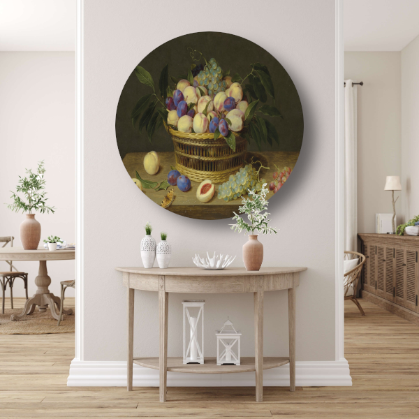 Perziken, pruimen en druiven in een rieten mand, met fruit en een vlinder op een houten tafel - Jacob van Hulsdonck aluminium muurcirkel