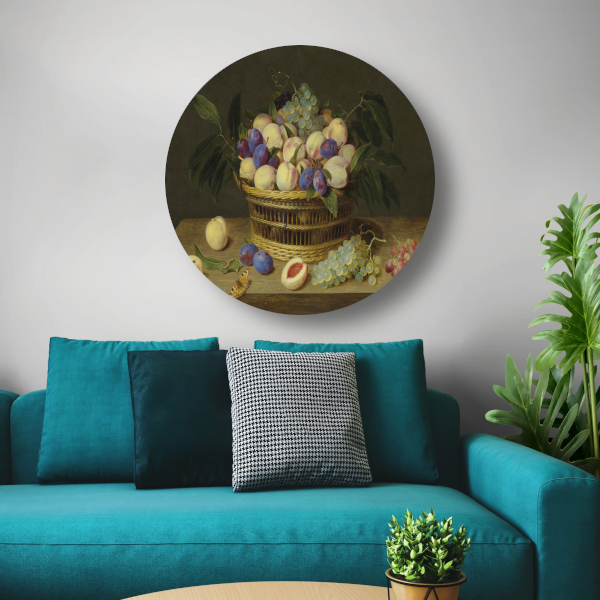 Perziken, pruimen en druiven in een rieten mand, met fruit en een vlinder op een houten tafel - Jacob van Hulsdonck aluminium muurcirkel