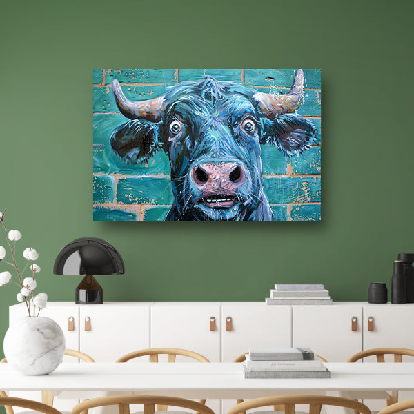 Expressieve koe op levendige bakstenen achtergrond poster