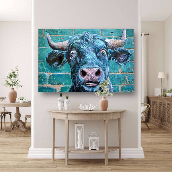 Expressieve koe op levendige bakstenen achtergrond poster