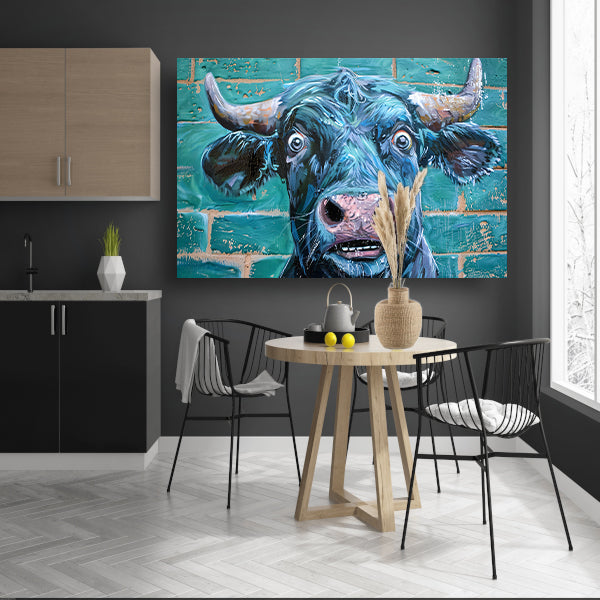 Expressieve koe op levendige bakstenen achtergrond poster
