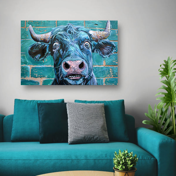 Expressieve koe op levendige bakstenen achtergrond poster