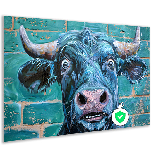 Expressieve koe op levendige bakstenen achtergrond poster