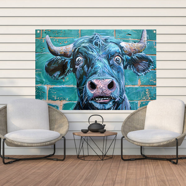 Expressieve koe op levendige bakstenen achtergrond tuinposter
