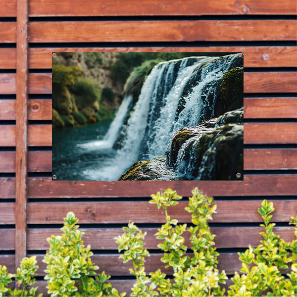 Waterval Stroomt Over Rotsen in Natuurlijke Omgeving tuinposter