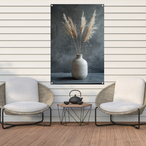 Minimalistische Vaas met Pampasgras tegen Donkere Achtergrond tuinposter