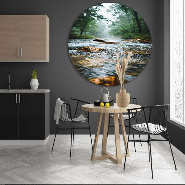 Monochrome foto van kabbelende rivier in bos aluminium muurcirkel