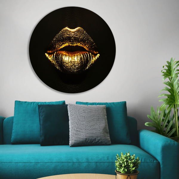 Donkere achtergrond met stralende gouden lippen aluminium muurcirkel