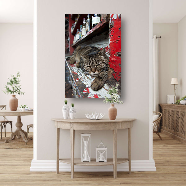 Slapende gestreepte kat op houten toonbank canvas