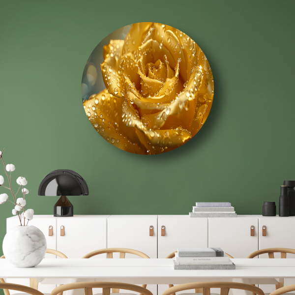 Gouden roos met waterdruppels op delicate bloemblaadjes aluminium muurcirkel