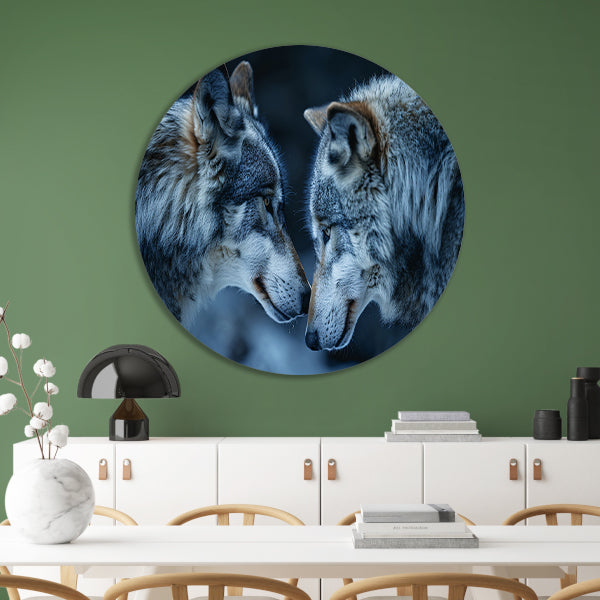 Twee wolven in een donkere omgeving aluminium muurcirkel