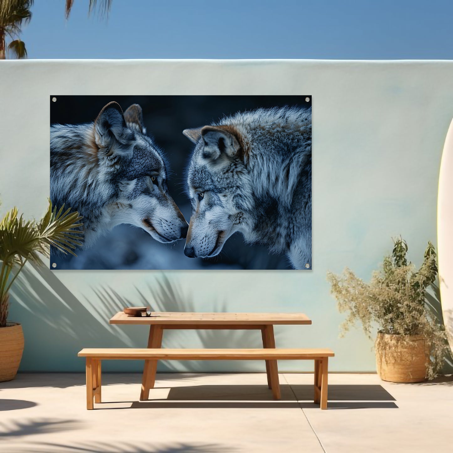 Twee wolven in een donkere omgeving tuinposter