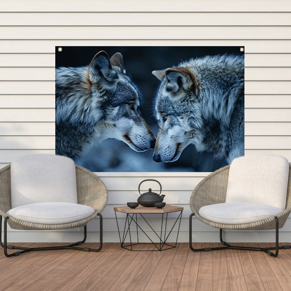 Twee wolven in een donkere omgeving tuinposter