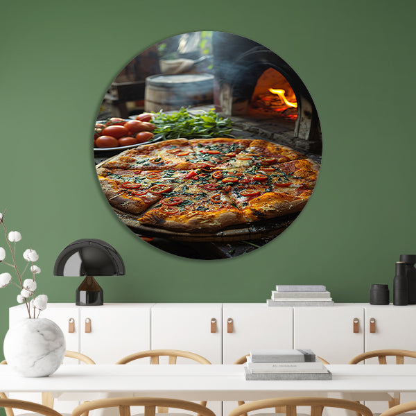 Verse pizza uit de houtoven met tomaten aluminium muurcirkel