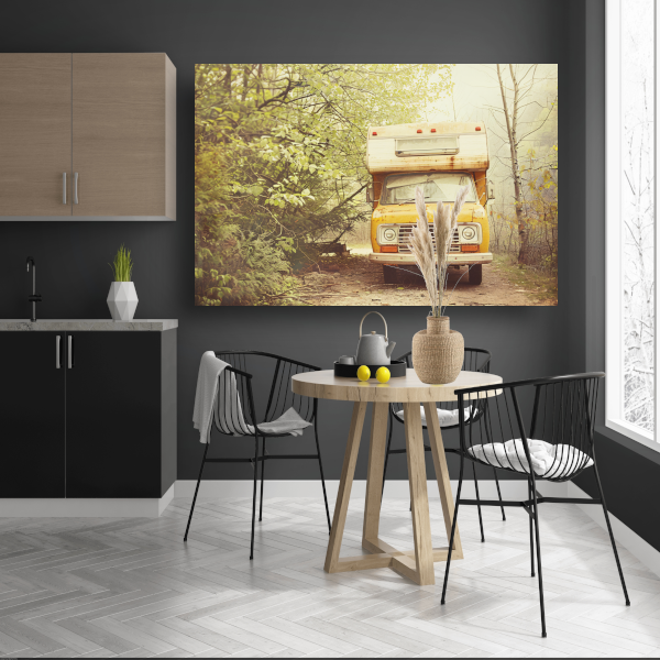Oude camper verscholen in herfstbos canvas