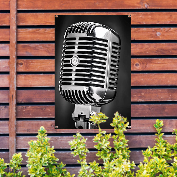 Close-up vintage microfoon in zwart-wit tuinposter