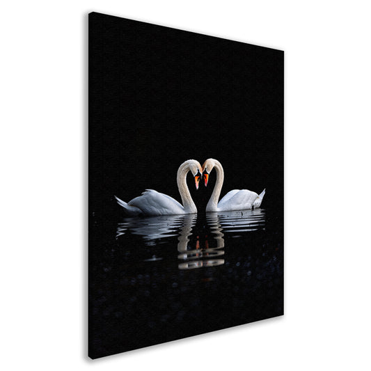 Twee zwanen vormen hart op water canvas