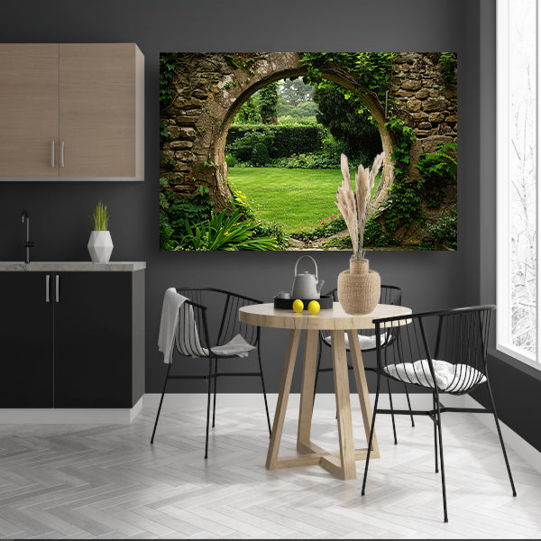 Oude stenen boog met zicht op groene, bloemrijke tuin poster