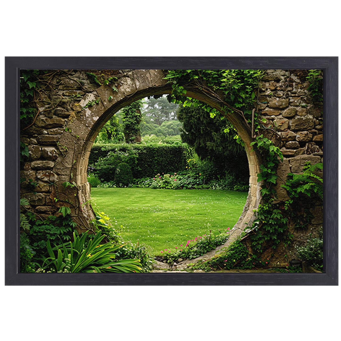Oude stenen boog met zicht op groene, bloemrijke tuin canvas met baklijst