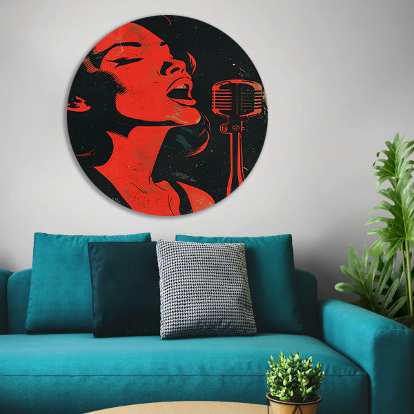 Expressieve rode zangeres met microfoon aluminium muurcirkel
