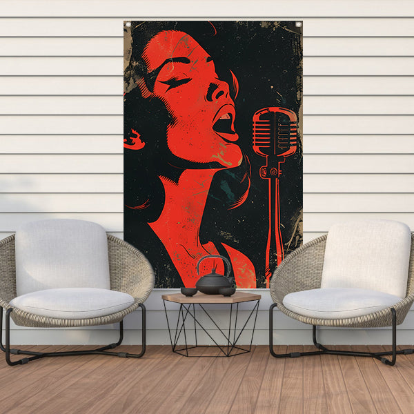 Expressieve rode zangeres met microfoon tuinposter
