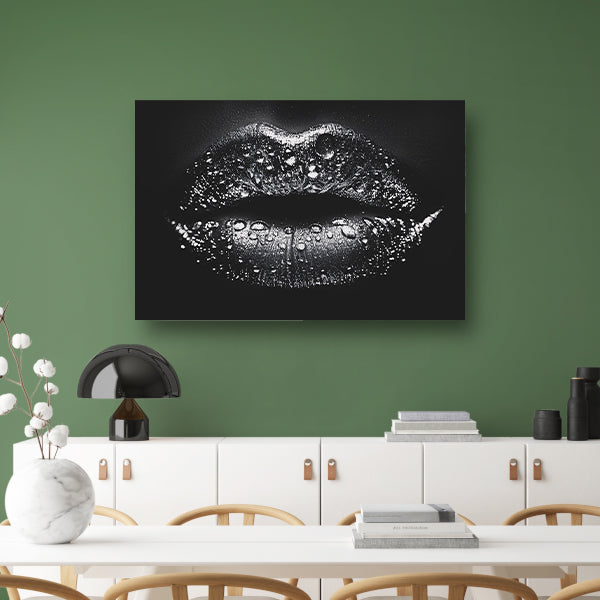 Close-up van glinsterende lippen in zwart en wit acrylglas
