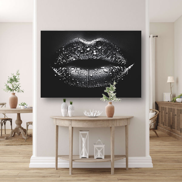 Close-up van glinsterende lippen in zwart en wit acrylglas