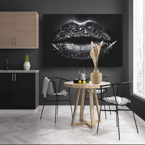 Close-up van glinsterende lippen in zwart en wit acrylglas