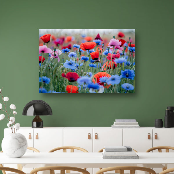 Een levendig veld van papavers en korenbloemen poster