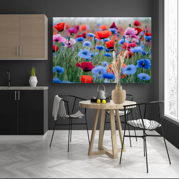 Een levendig veld van papavers en korenbloemen poster