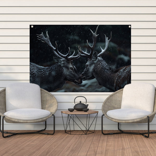 Twee herten met sneeuw bedekte geweien tuinposter