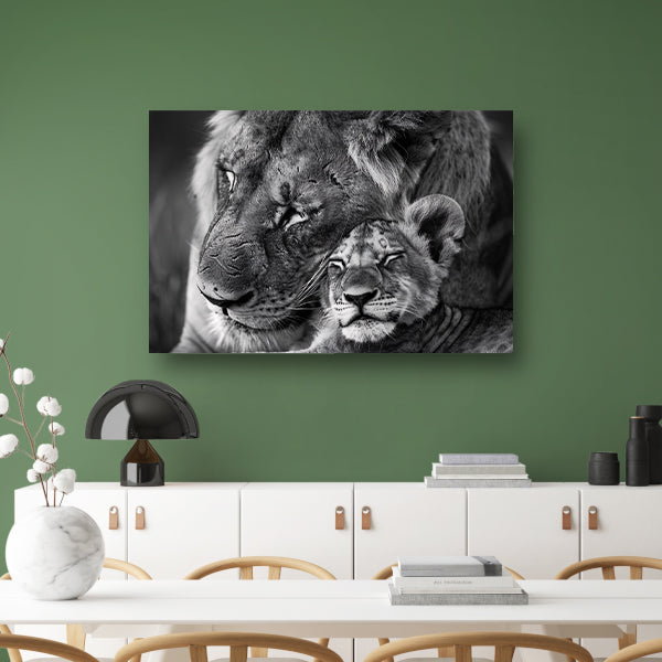 Knuffelende leeuwen in zwart-wit fotografie poster