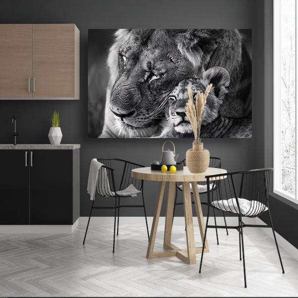 Knuffelende leeuwen in zwart-wit fotografie poster