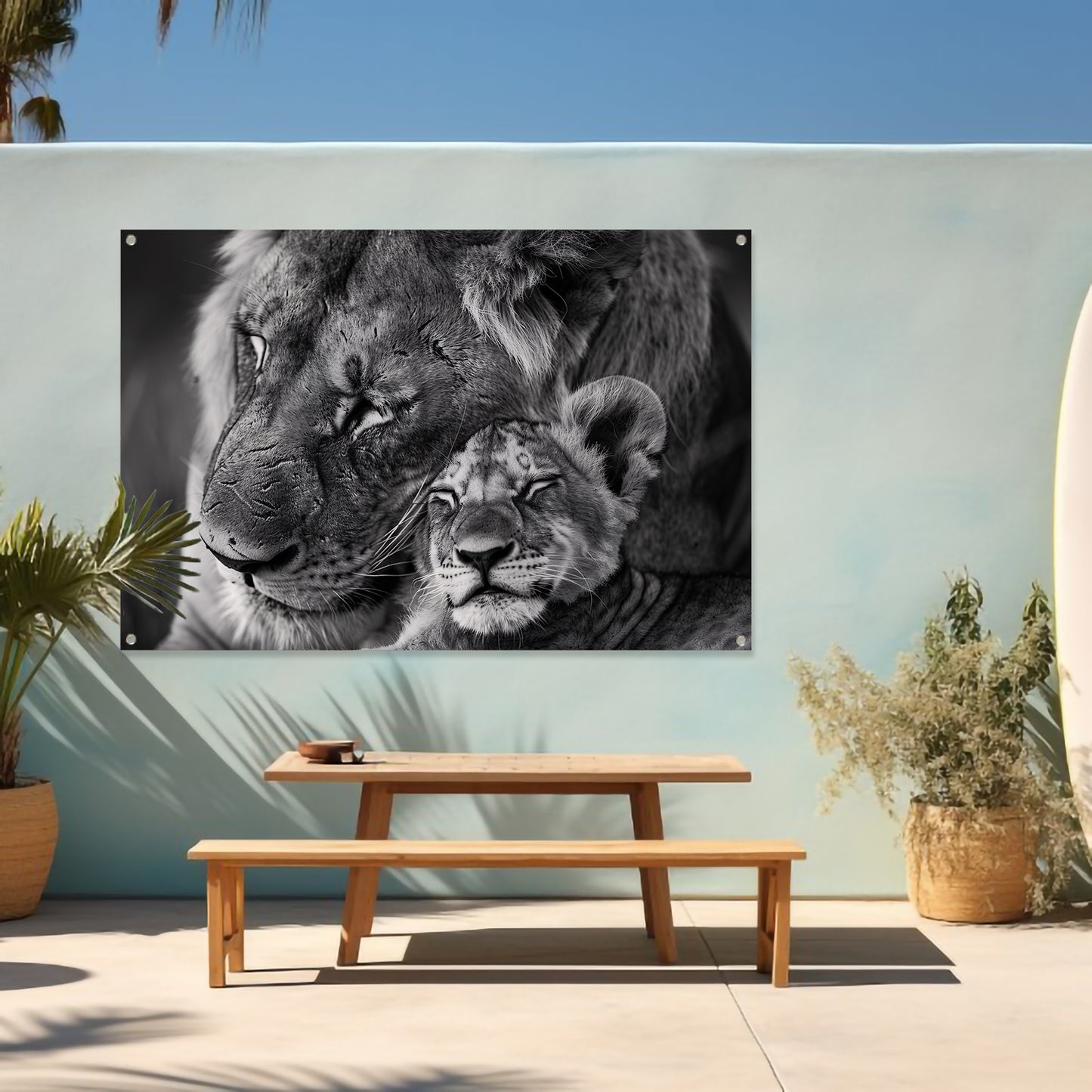 Knuffelende leeuwen in zwart-wit fotografie tuinposter